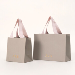 ウォームグレーカラーが目を惹く紙袋