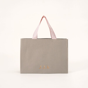 ウォームグレーカラーが目を惹く紙袋2