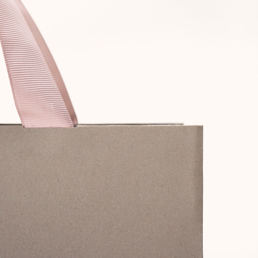 ウォームグレーカラーが目を惹く紙袋5