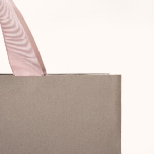 ウォームグレーカラーが目を惹く紙袋5