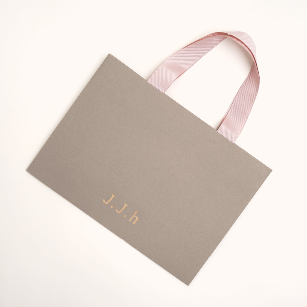 ウォームグレーカラーが目を惹く紙袋7