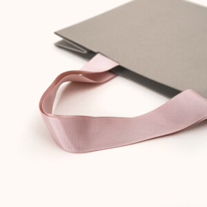 ウォームグレーカラーが目を惹く紙袋6