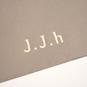 ウォームグレーカラーが目を惹く紙袋4