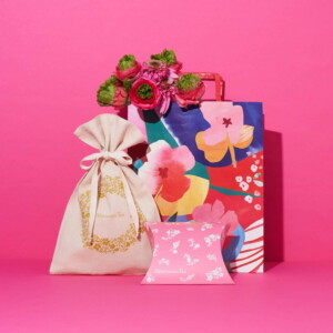 人気ライフスタイルブランドの華やかな、オリジナル紙袋とオリジナルコットン巾着