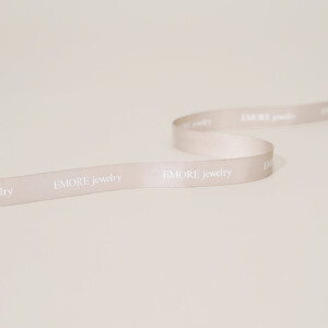 ゴールドの浮き出し箔が上品なパッケージ9