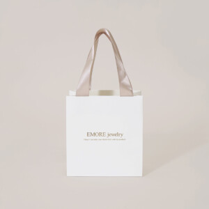 ゴールドの浮き出し箔が上品なパッケージ1