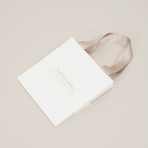 ゴールドの浮き出し箔が上品なパッケージ3