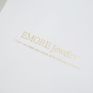 ゴールドの浮き出し箔が上品なパッケージ4