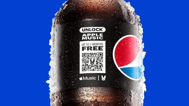 限定版のペプシボトルにQRコードを印字し、「音楽体験への入り口」として提供することで、SNSで大きな話題を呼んだスマートパッケージ事例