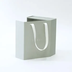 思わず持ち歩きたくなる、ユニークな形状のオリジナル紙袋