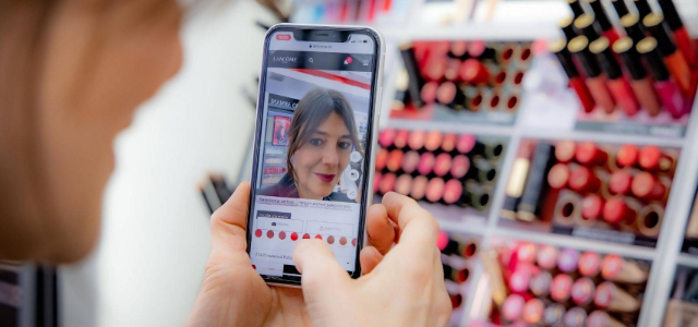 化粧品パッケージにQRコードを印字し、AR仮想メイク体験へと導くことで、顧客体験を通じてブランドの信頼度向上に貢献したスマートパッケージング事例