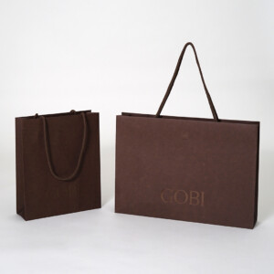 未晒クラフト紙の風合いに箔押し加工が映える。モンゴル発の高級カシミヤブランドが手がける上質なオリジナル紙袋