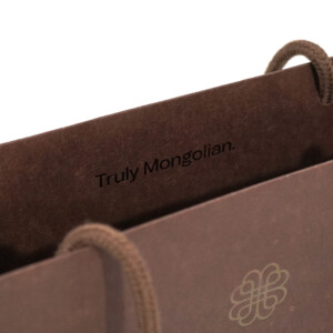 未晒クラフト紙の風合いに箔押し加工が映える。モンゴル発の高級カシミヤブランドが手がける上質なオリジナル紙袋