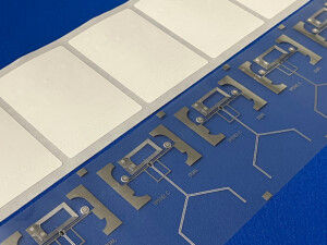 医薬品のパッケージにRFIDチップやセンサーを組み込むことで、温度管理や開封記録を追跡し、安全性を高めるオリジナルパッケージ
