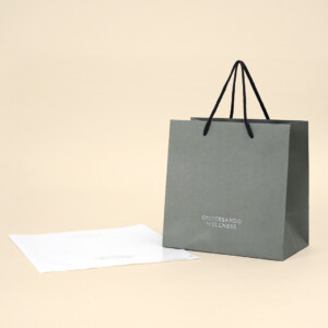 シルバーロゴが際立つパッケージ