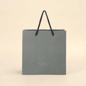 シルバーロゴが際立つパッケージ1