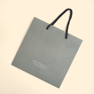 シルバーロゴが際立つパッケージ3