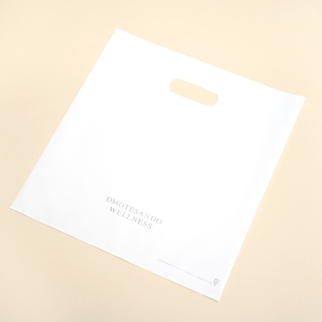 シルバーロゴが際立つパッケージ7