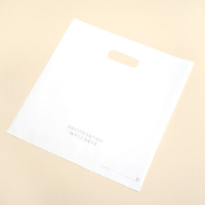 シルバーロゴが際立つパッケージ7