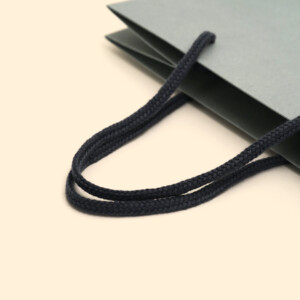 シルバーロゴが際立つパッケージ5