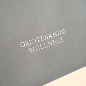 シルバーロゴが際立つパッケージ6