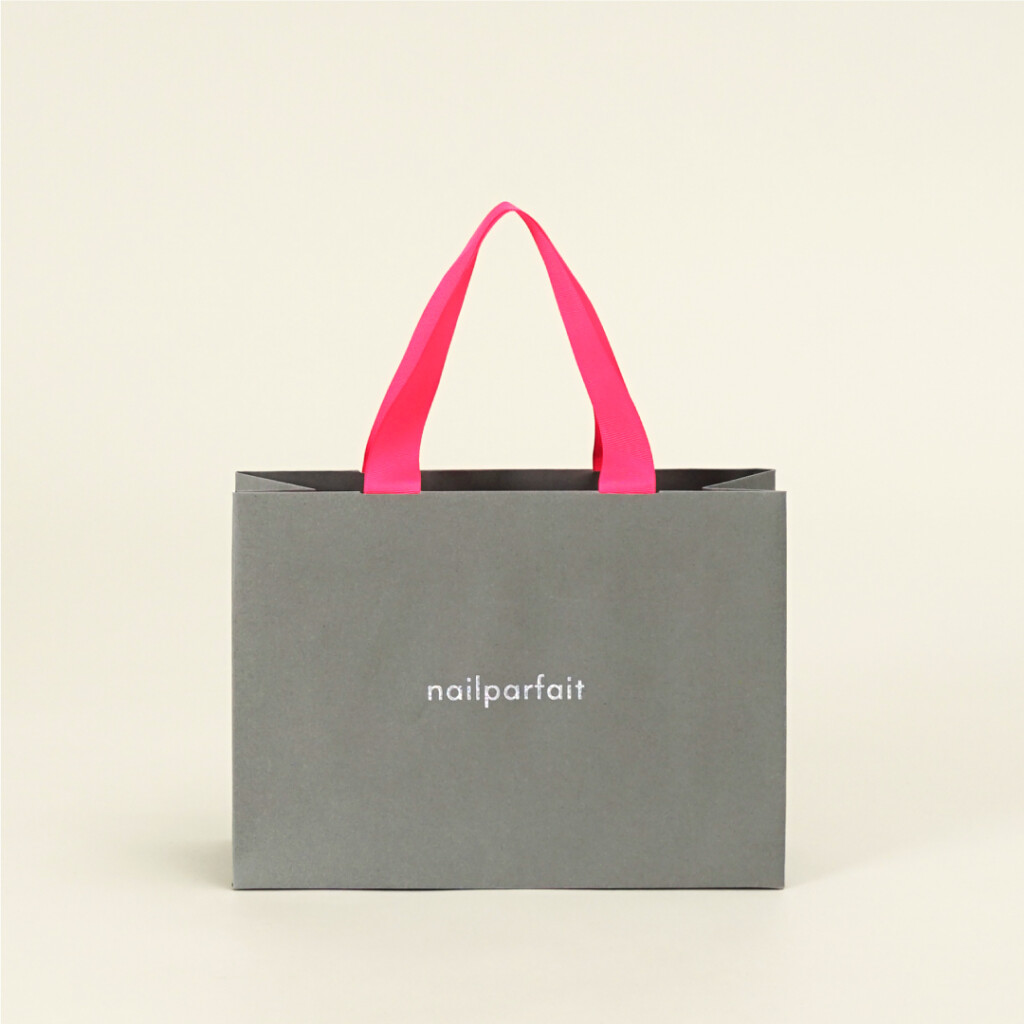 ピンクハンドルとホログラム箔が際立つ紙袋0