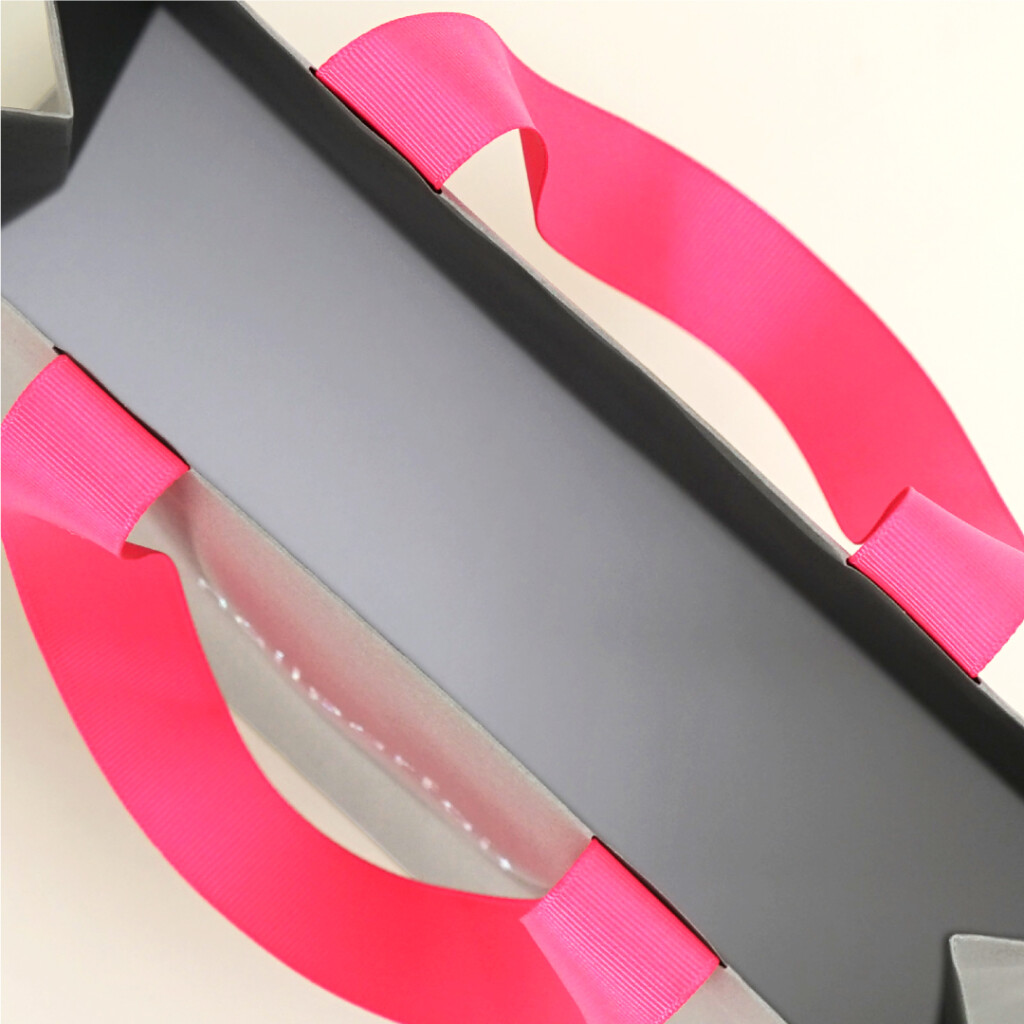 ピンクハンドルとホログラム箔が際立つ紙袋3