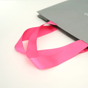 ピンクハンドルとホログラム箔が際立つ紙袋4