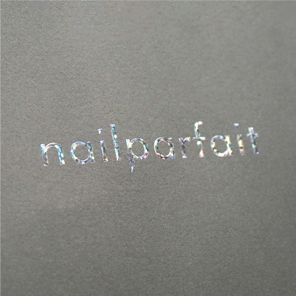 ピンクハンドルとホログラム箔が際立つ紙袋6