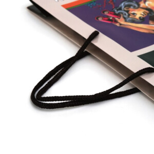 豪華なイラストに調和した、全体バランスを保ったオリジナル紙袋のハンドル