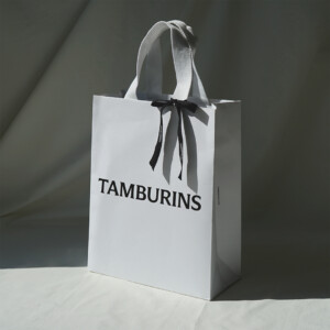 リボンがアクセント。韓国発の人気コスメブランドが手がけるギフトにピッタリなオリジナル紙袋