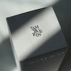 シンプルなロゴが際立つ、韓国発の人気コスメブランドの洗練されたオリジナルボックス