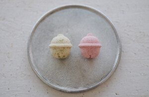 鈴の形をした和三盆のお干菓子『十六夜のすゞ』
