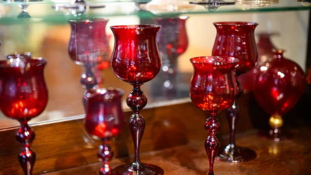 富裕層の需要により日用品から芸術品へと昇華した赤いヴェネチアングラスの器。