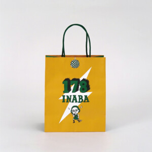 津山の風景を鮮やかなフルカラーイラストで表現。B'zファンの心を掴むポップなデザインのオリジナル紙袋