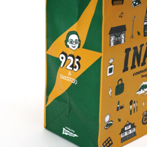 津山の風景を鮮やかなフルカラーイラストで表現。B'zファンの心を掴むポップなデザインのオリジナル紙袋