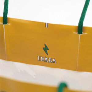 のぞき込むと現れる稲妻のロゴ。口折りに遊び心を忍ばせた、B'zファンに愛されるポップなオリジナル紙袋