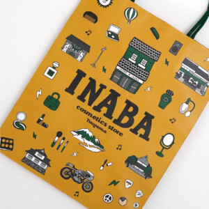 津山の風景を鮮やかなフルカラーイラストで表現。B'zファンの心を掴むポップなデザインのオリジナル紙袋