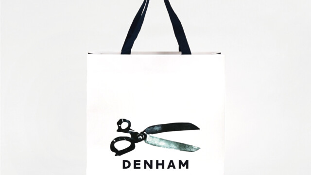 プレミアムデニムブランドのクラフトマンシップ溢れる紙袋を読む