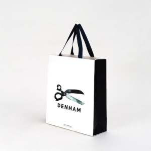 クールなデザインと大きなハサミのロゴが目を惹く、プレミアムデニムブランドのオリジナル紙袋