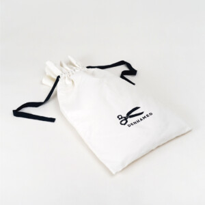 近年需要が高まるトレンドアイテム。プレミアムデニムブランドのロゴをあしらったオリジナルコットン巾着