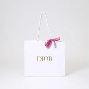 エンボス加工と箔押しの贅沢な質感が、ブランドの信頼を形にする高級感あふれるオリジナル紙袋