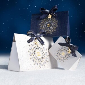 特殊なリボンと贅沢な箔押しが織りなす。2025年ホリデーを彩るハイブランドコスメのオリジナル紙袋