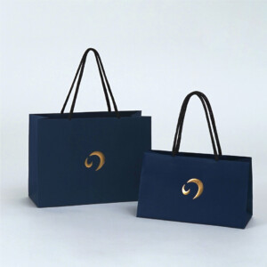 伝統的工芸品の品格を感じさせる紙袋