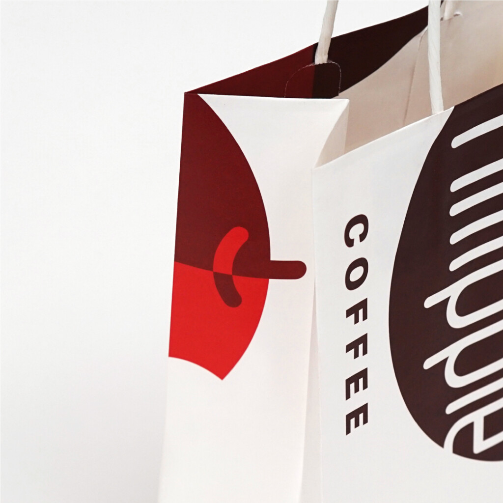 ロゴマークを主役にした、遊び心のある紙袋5