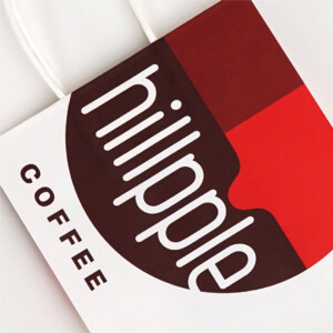 ロゴマークを主役にした、遊び心のある紙袋6