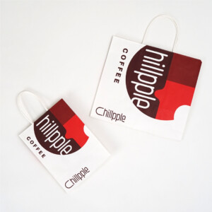 ロゴマークを主役にした、遊び心のある紙袋7