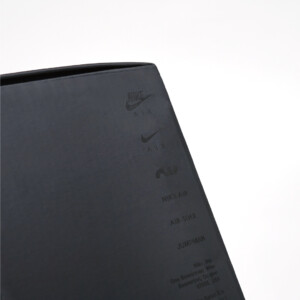 人気スニーカーブランドの側面にUV印刷を施した、立体的に見えるオリジナル紙袋