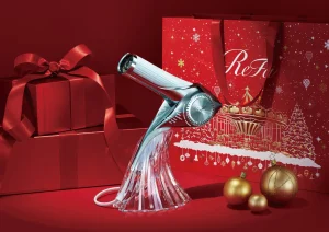 2025年限定の特別な装い。ReFa WONDERLANDの幻想的な世界を贅沢な箔押しで描いたオリジナル紙袋