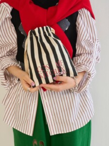 共有欲を掻き立てるデザイン。2025ホリデー限定、『投稿される体験』が詰まったコスメブランドのオリジナル紙袋